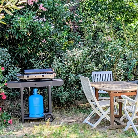 Mazet A Uzes, Proche Du Haras National, Wifi Et Parking Prive Gratuit بيت للعطل